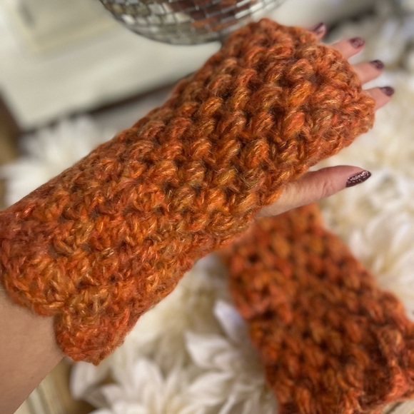 𝅺HANDMADE BURNT ORANGE FINGERLESS GLOVES - Picture 3 of 4